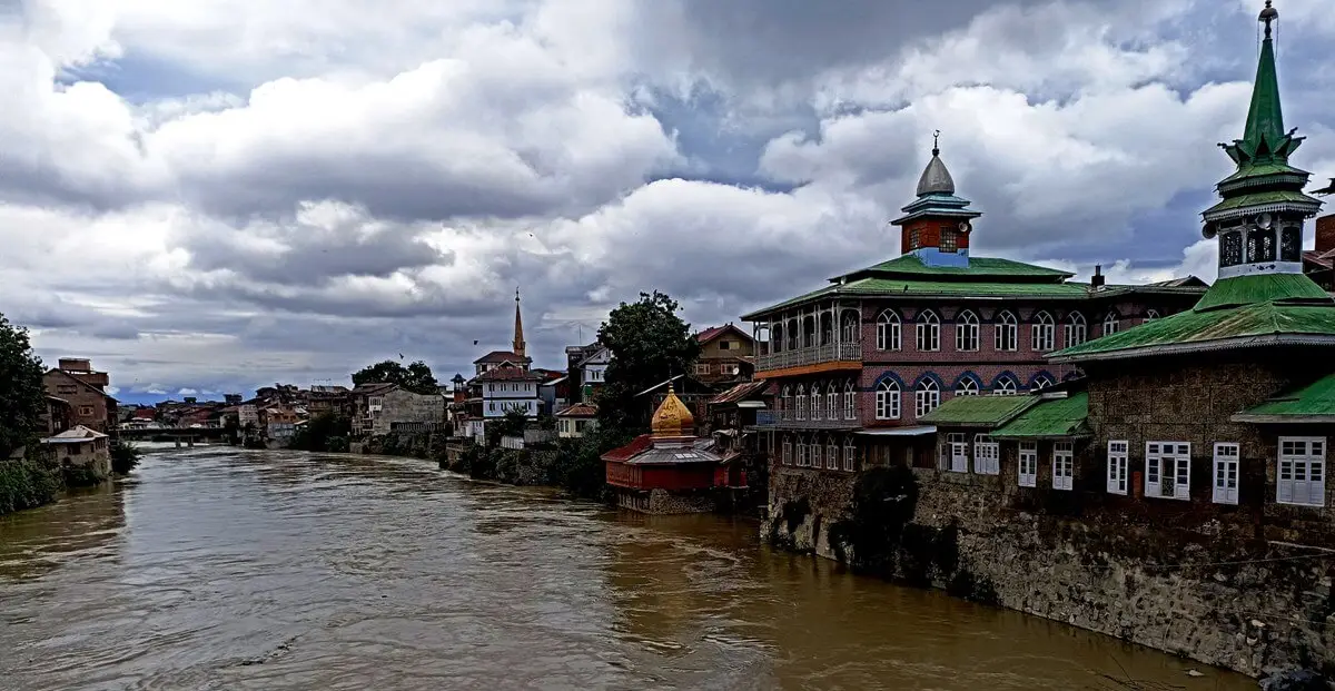 Jammu & Kashmir Monsoon Travel: Safety & Guide for Visitors